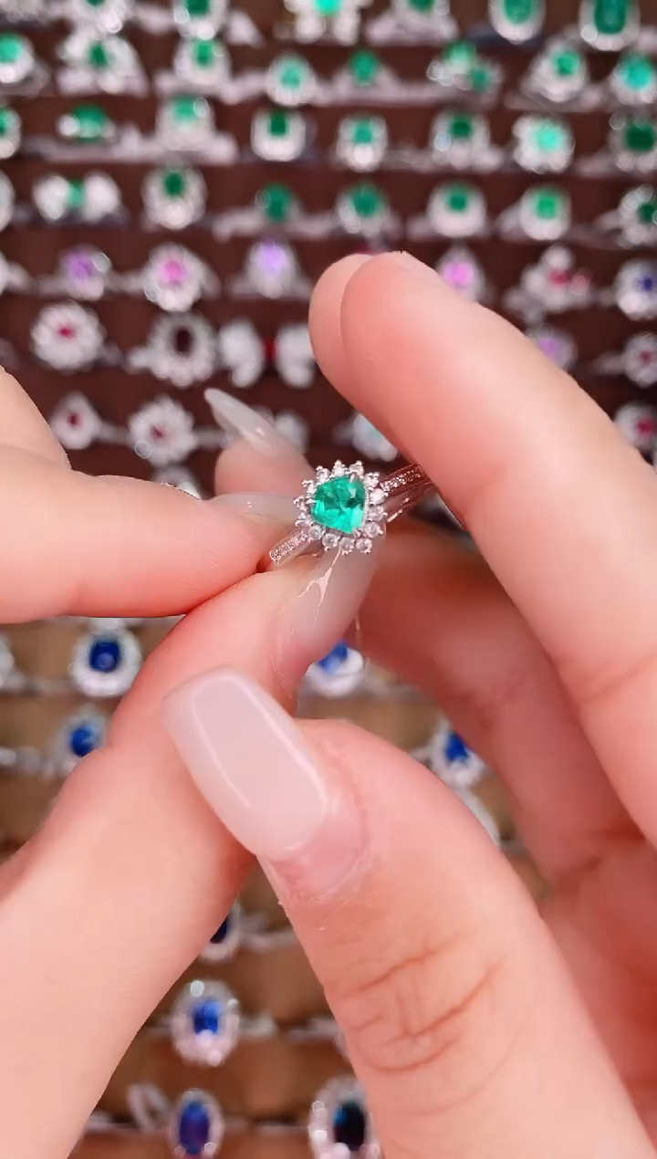 【闪购商品】祖母绿戒指18K金镶嵌.