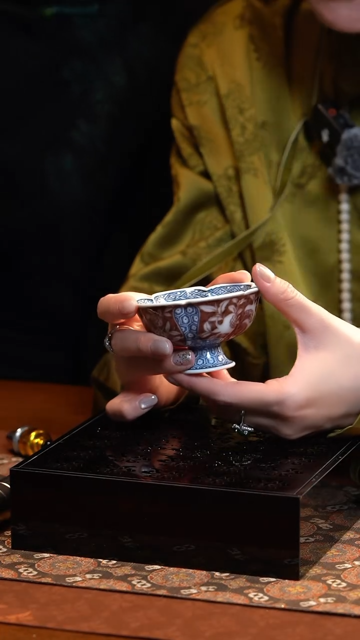 【闪购商品】S畅怀堂青花釉里红锦地纹三多高足杯