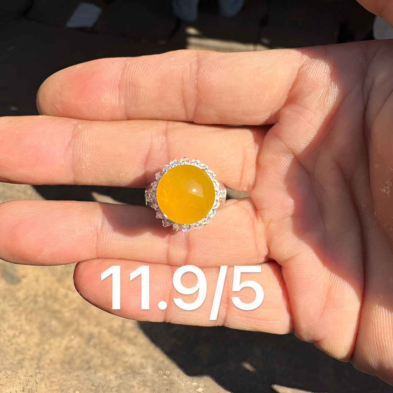 1220(小哪吒在源头)冰种翡翠正圆鸡油黄戒面干净肉细荧光足M100