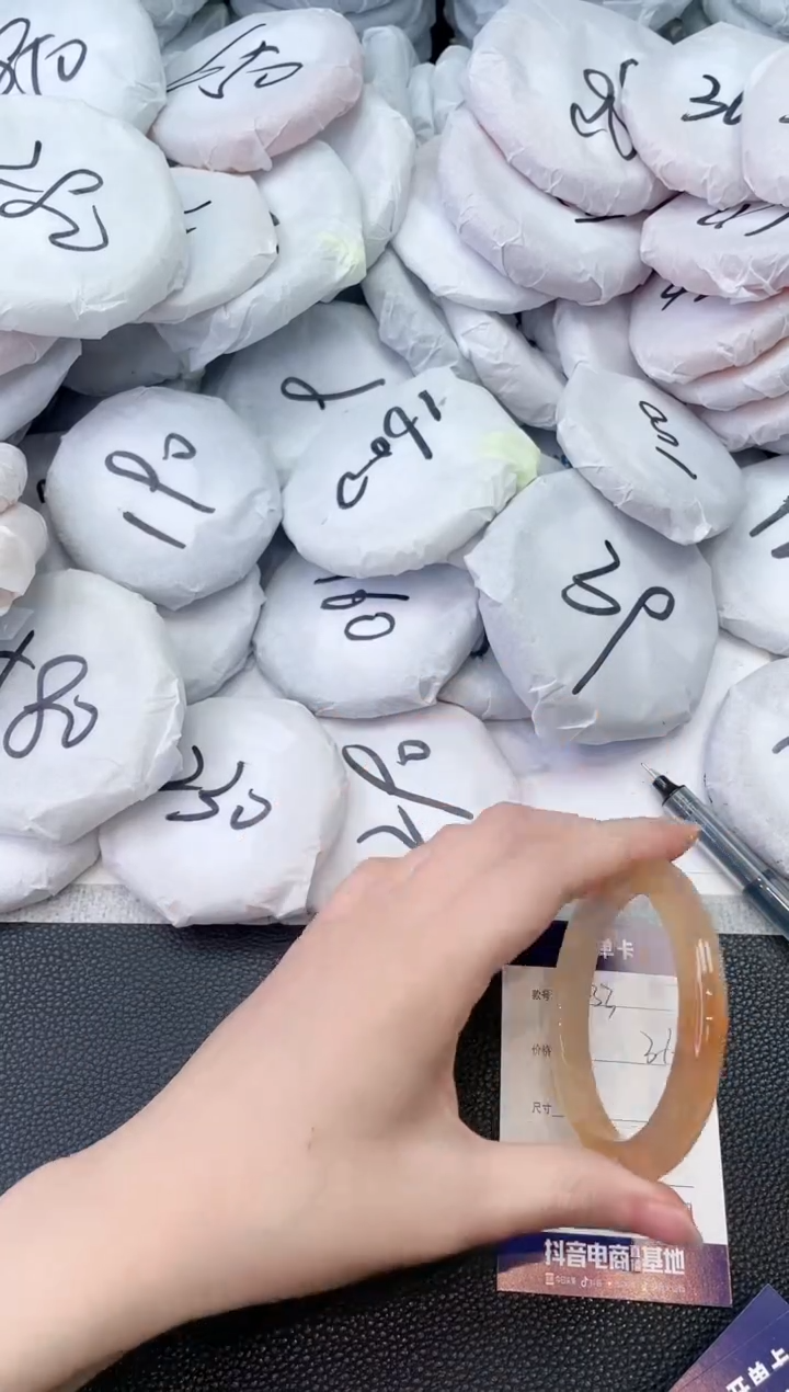 石英质玉未镶嵌手镯D233