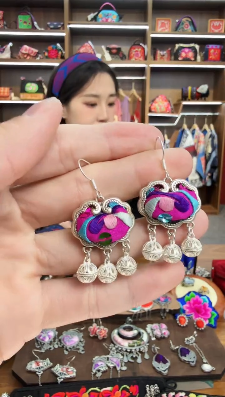 【闪购商品】织绣140蒙阿苏苗绣传承