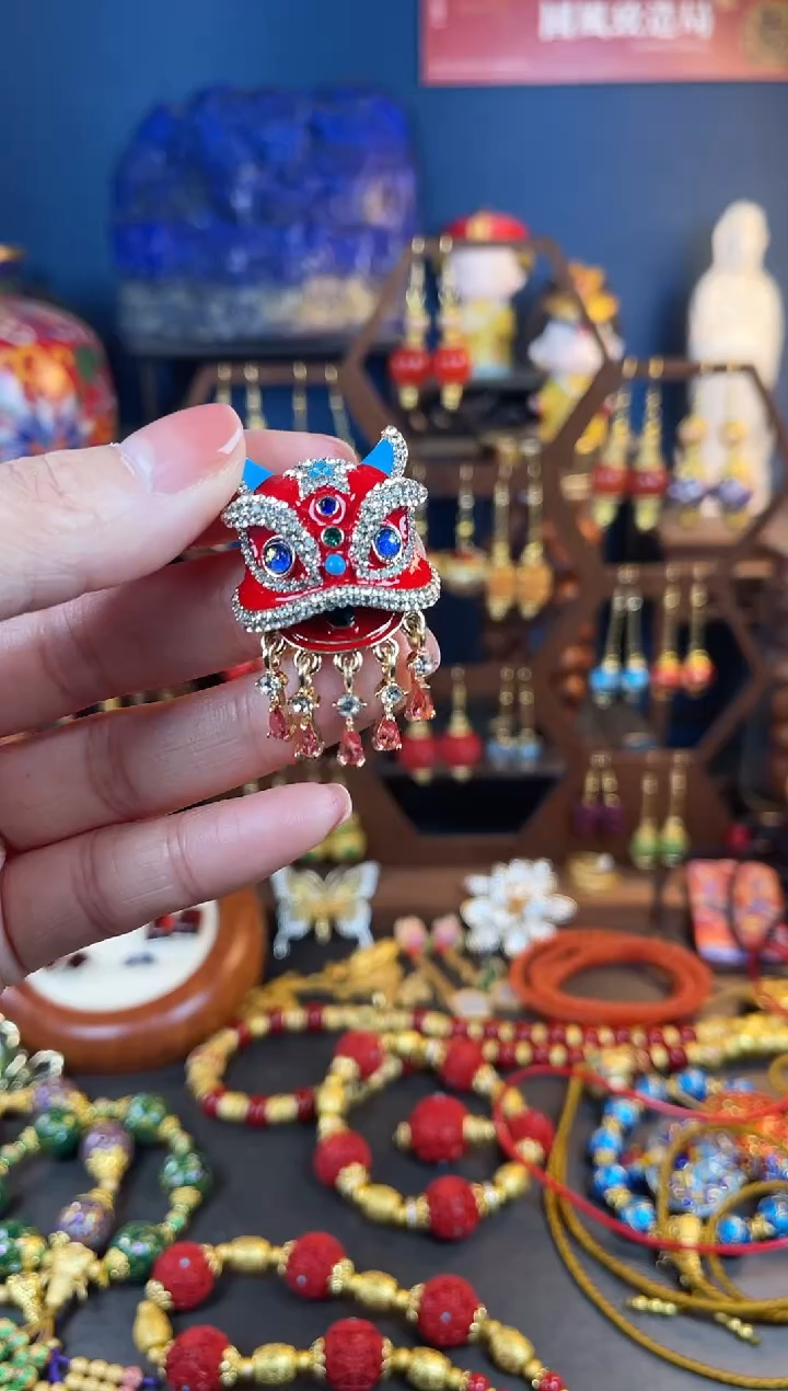 【闪购商品】382号醒狮红色珐琅流苏胸针