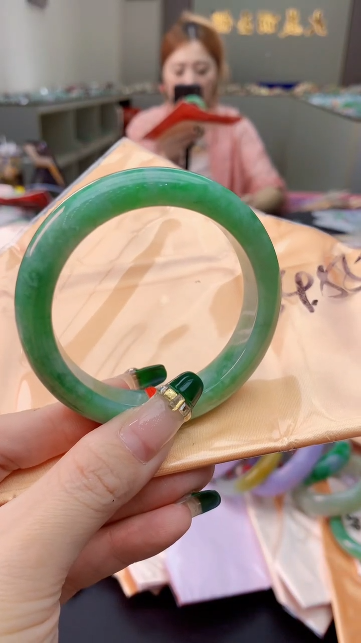 翡翠手镯未镶嵌0432939201