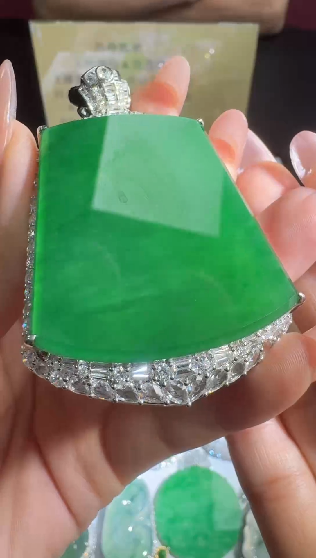 颈饰18K金镶嵌翡翠桃**࿐136