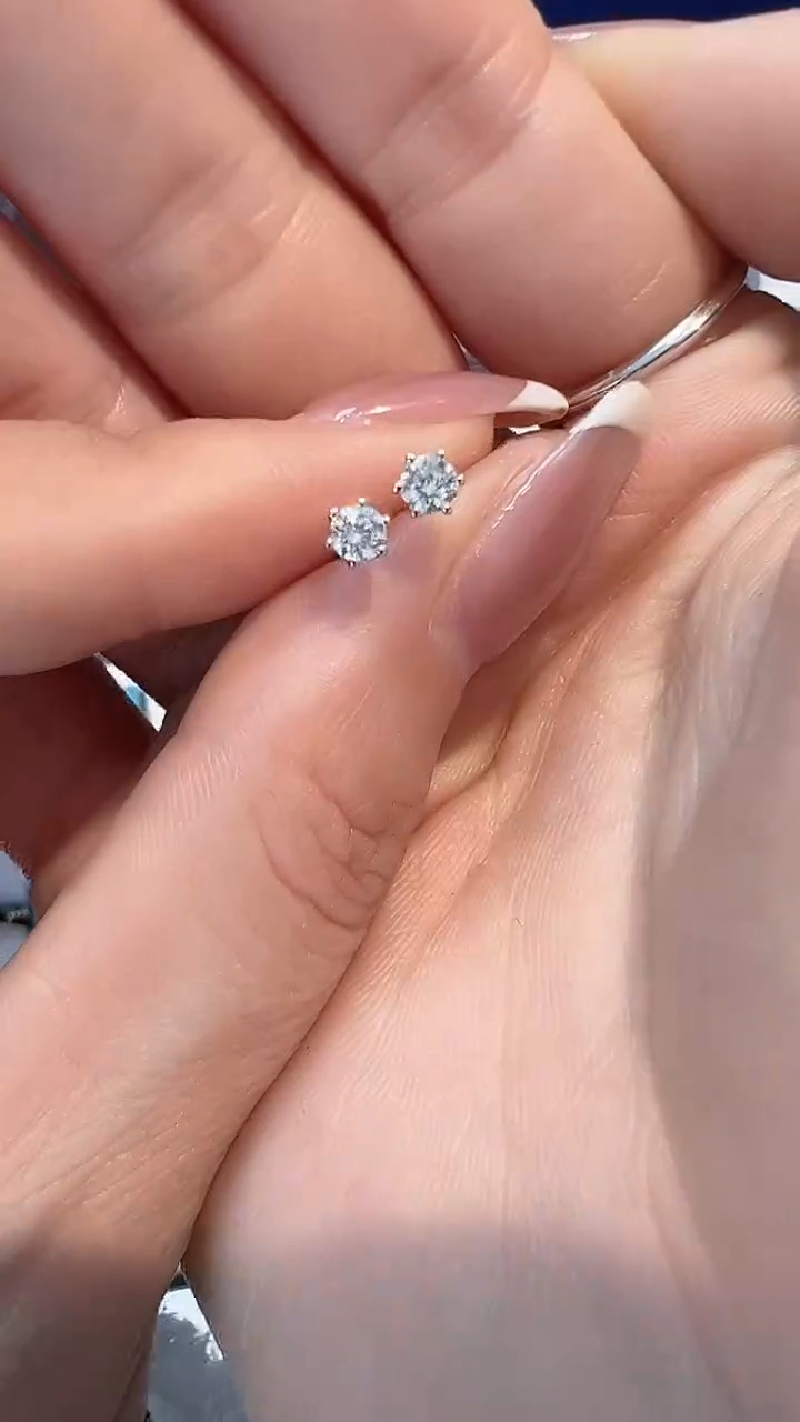 【闪购商品】30分耳钉18K金镶嵌钻石多样性发一