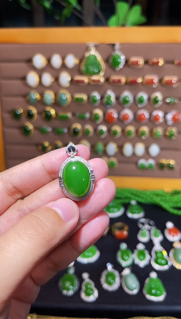 【闪购商品】和田玉吊坠18K金镶嵌苹果绿厚金镶嵌蛋面吊坠