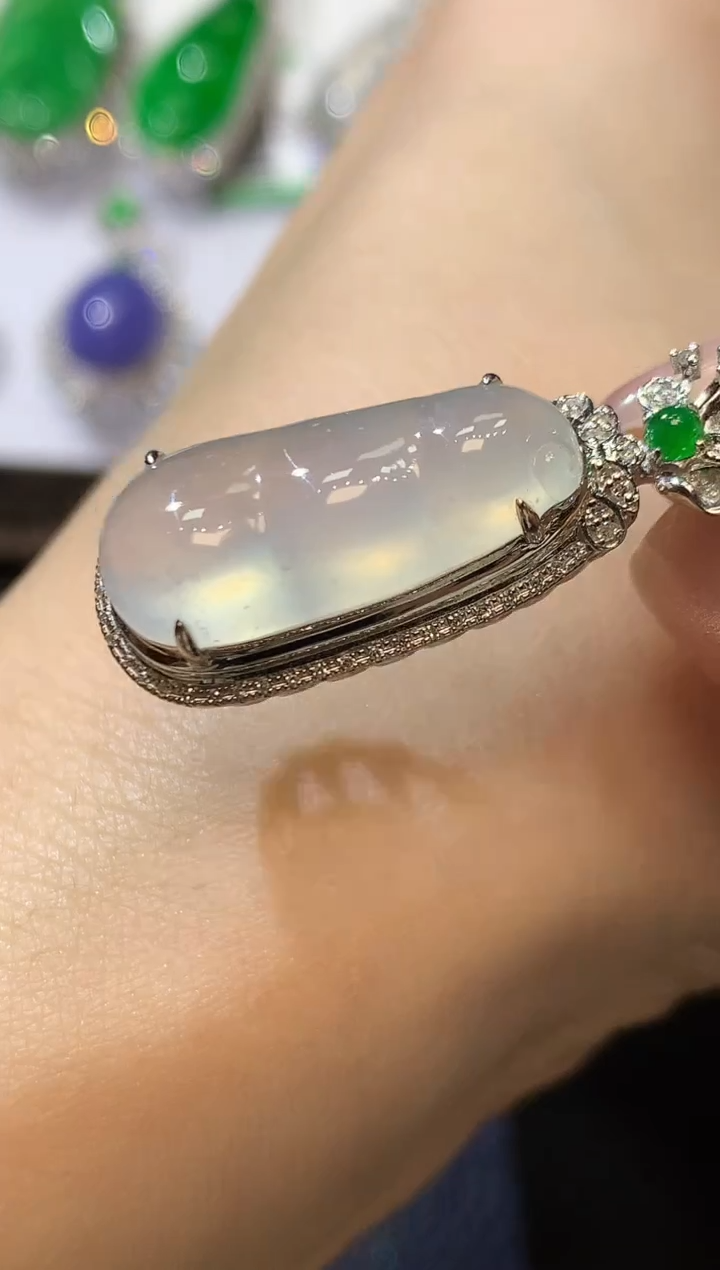 【闪购商品】翡翠吊坠(不含链)18K金镶嵌A23