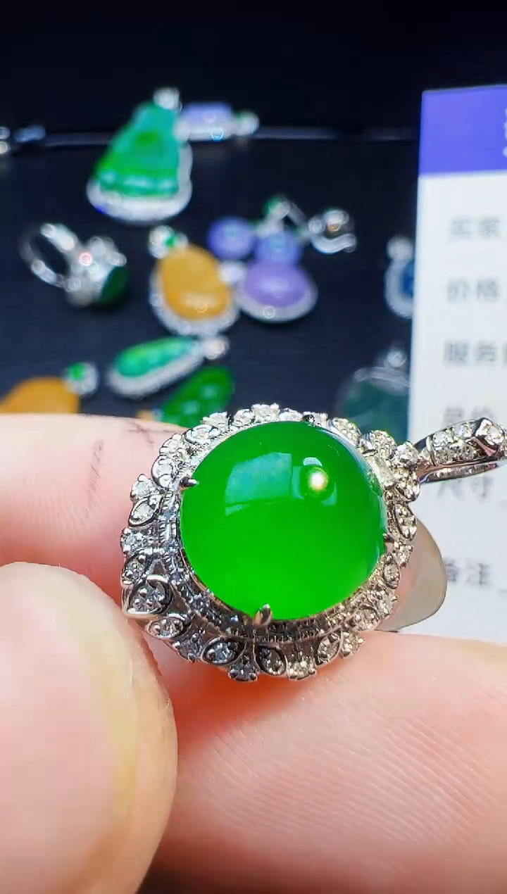 颈饰18K金镶嵌翡翠亲*待翡翠