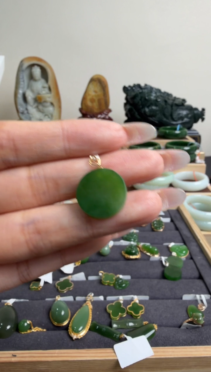 颈饰18K金镶嵌和田玉挂件