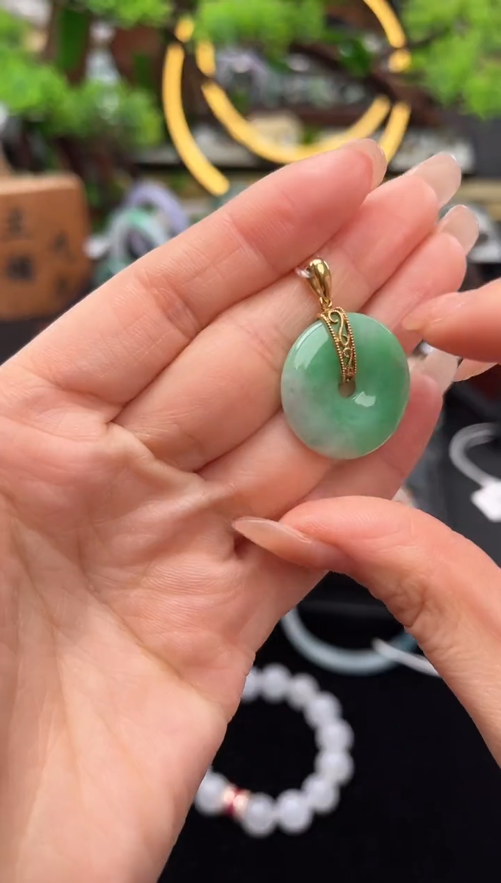 颈饰18K金镶嵌翡翠吊坠