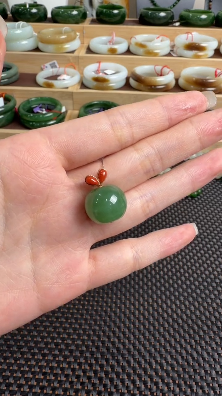 颈饰18K金镶嵌和田玉挂件