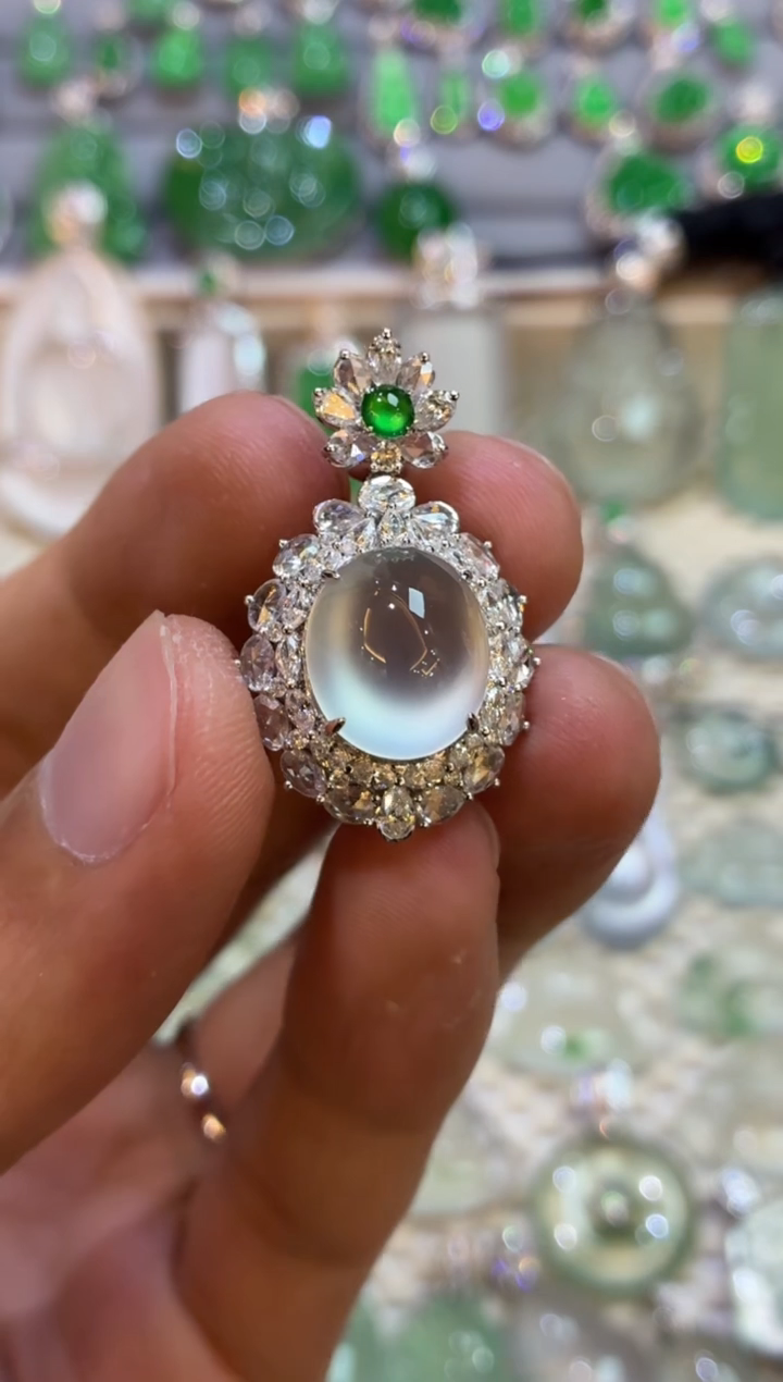 吊坠(不含链)18K金镶嵌翡翠蛋面