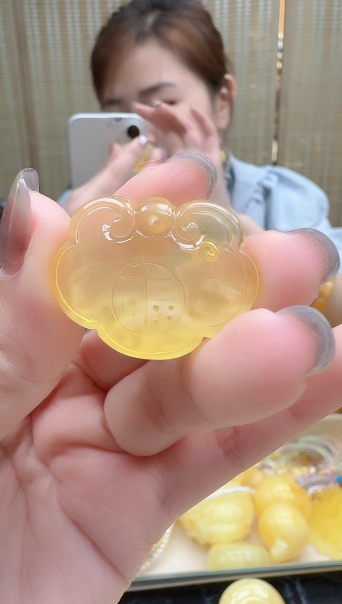 未镶嵌琥珀裸石如图