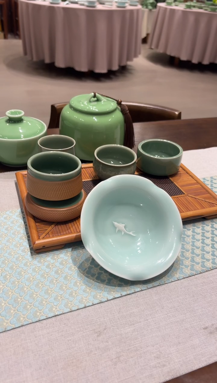 粉青小鱼果盘一个