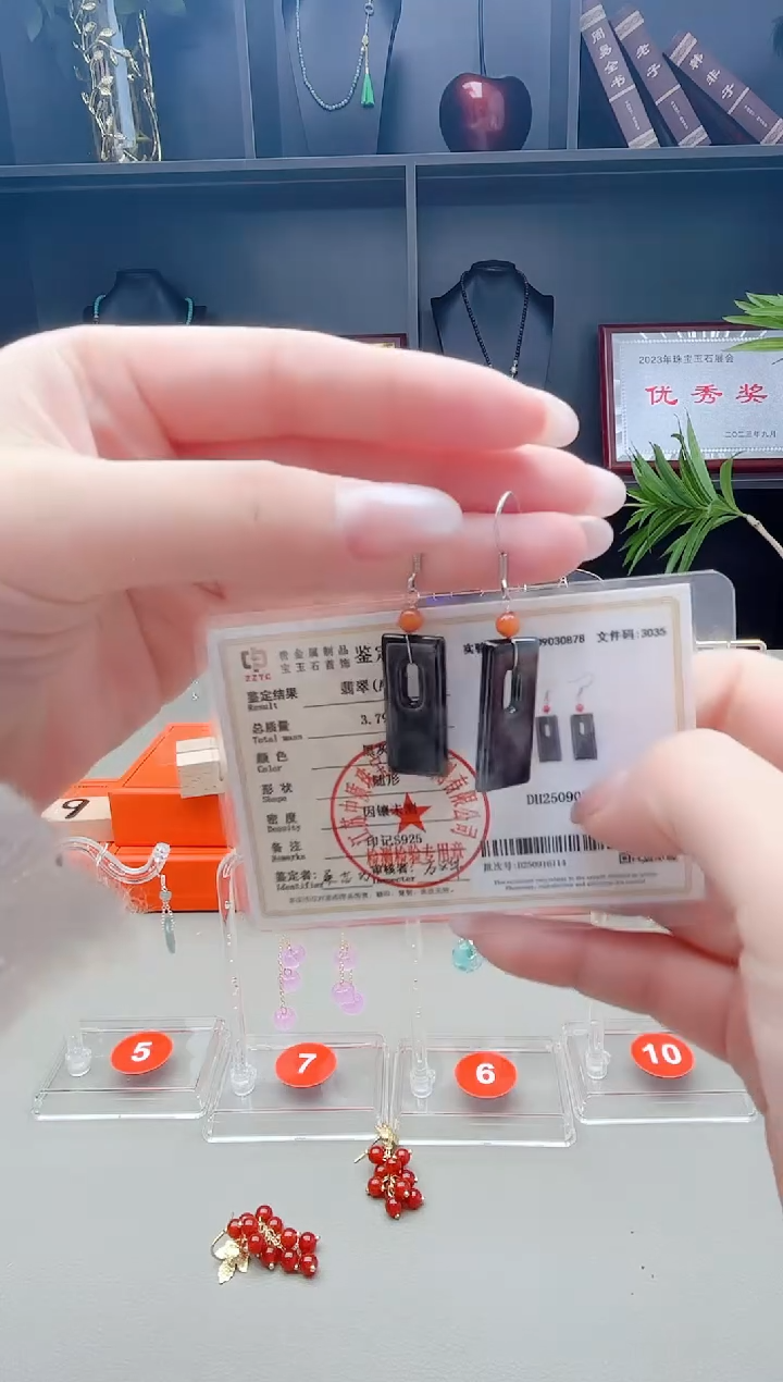 未镶嵌翡翠耳饰乌鸡无事牌耳饰