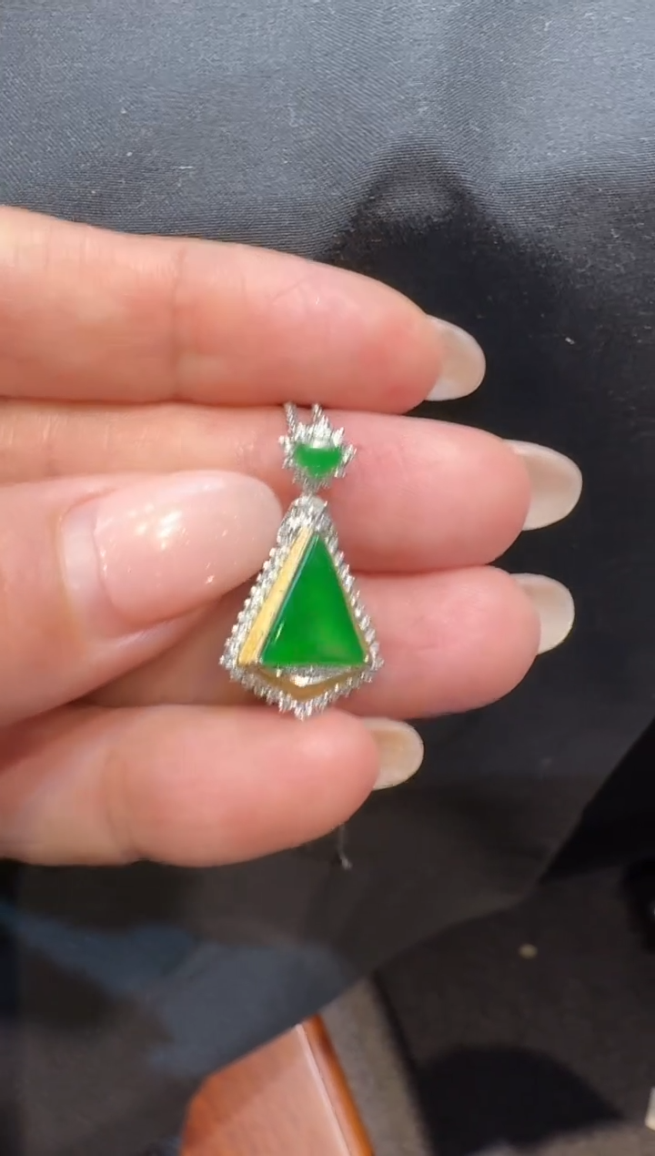 【闪购商品】翡翠吊坠(不含链)18K金镶嵌颈饰