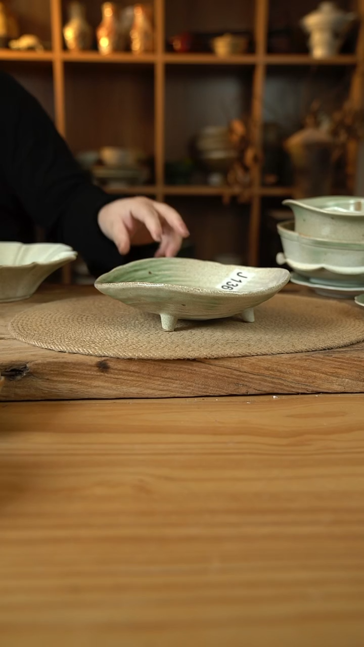 136翡翠白菜绿系列的8英寸三足内螺纹盘子1个