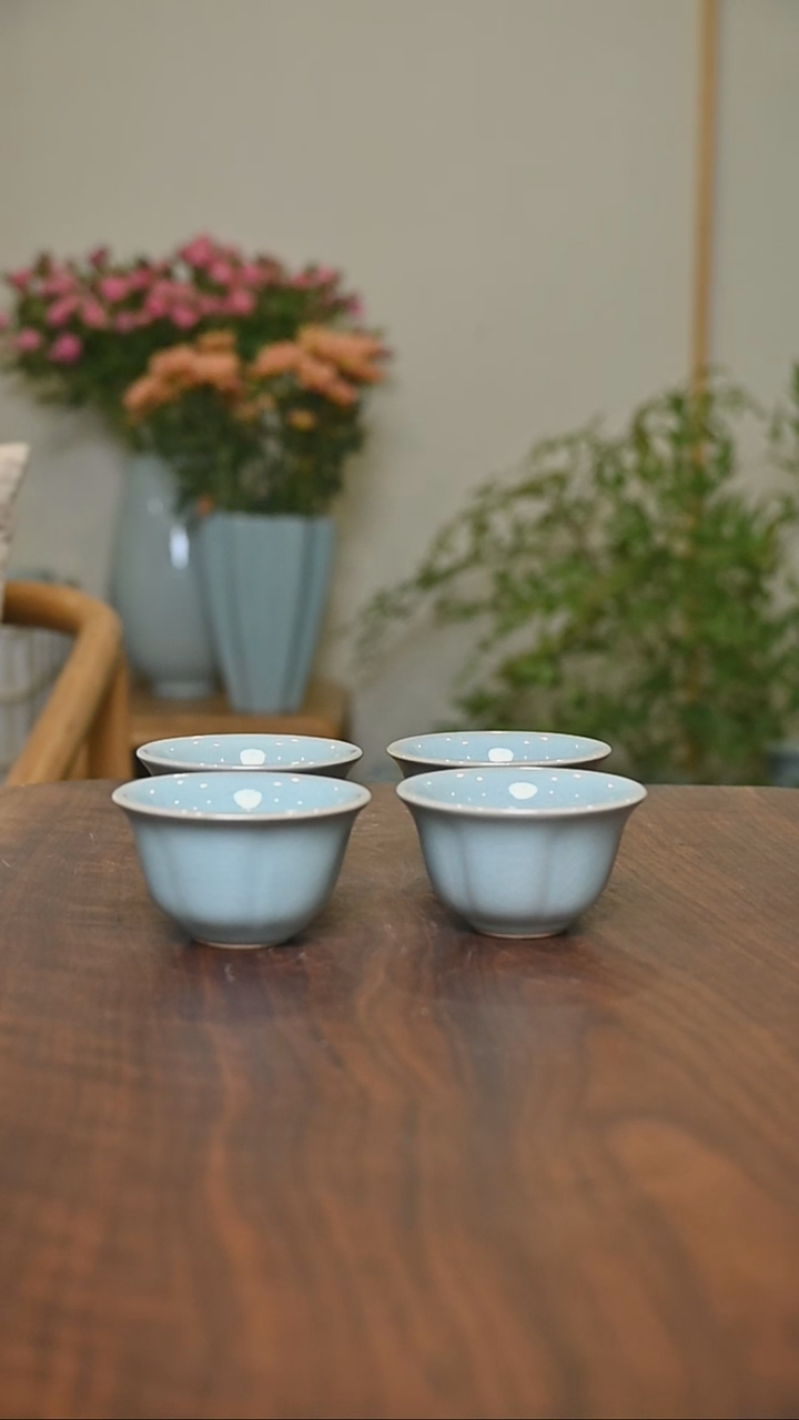 其他葵口杯4只 微瑕 天青釉 朱家款