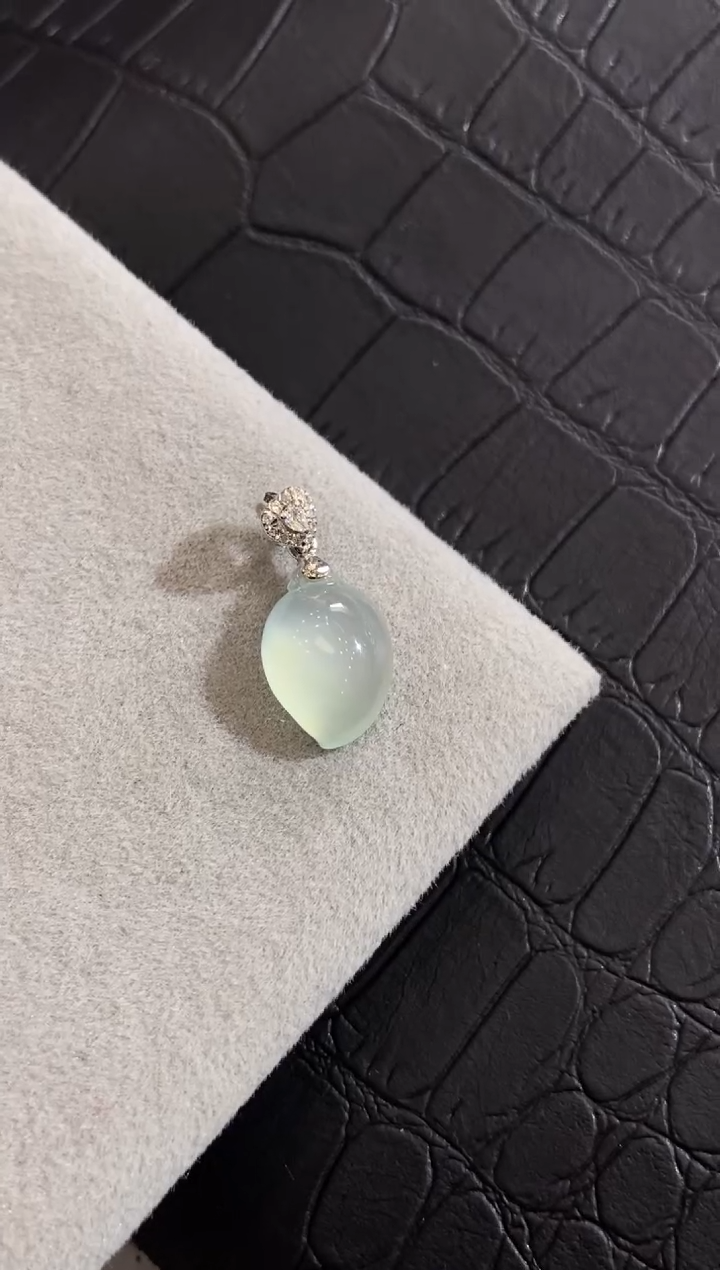 颈饰18K金镶嵌翡翠收到货48小时鉴赏期（超时不退不换）