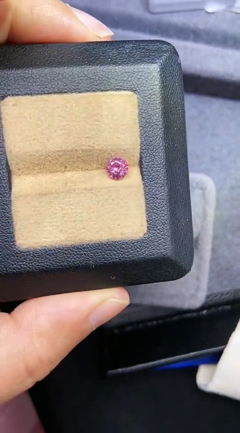 【闪购商品】定制蓝宝石定制未镶嵌粉色0.69克拉天然强荧光