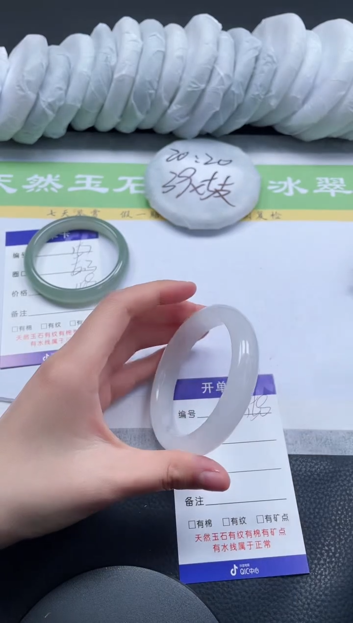 【闪购商品】石英质玉手镯未镶嵌A158-58.2