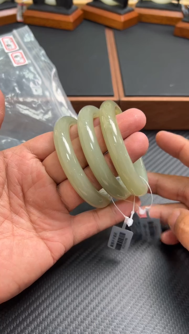 和田玉手镯未镶嵌且末微色差近矿54+jkm多样性发货拍一发一