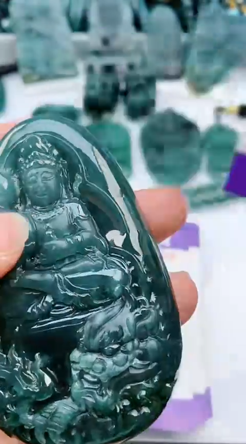 翡翠未镶嵌颈饰             