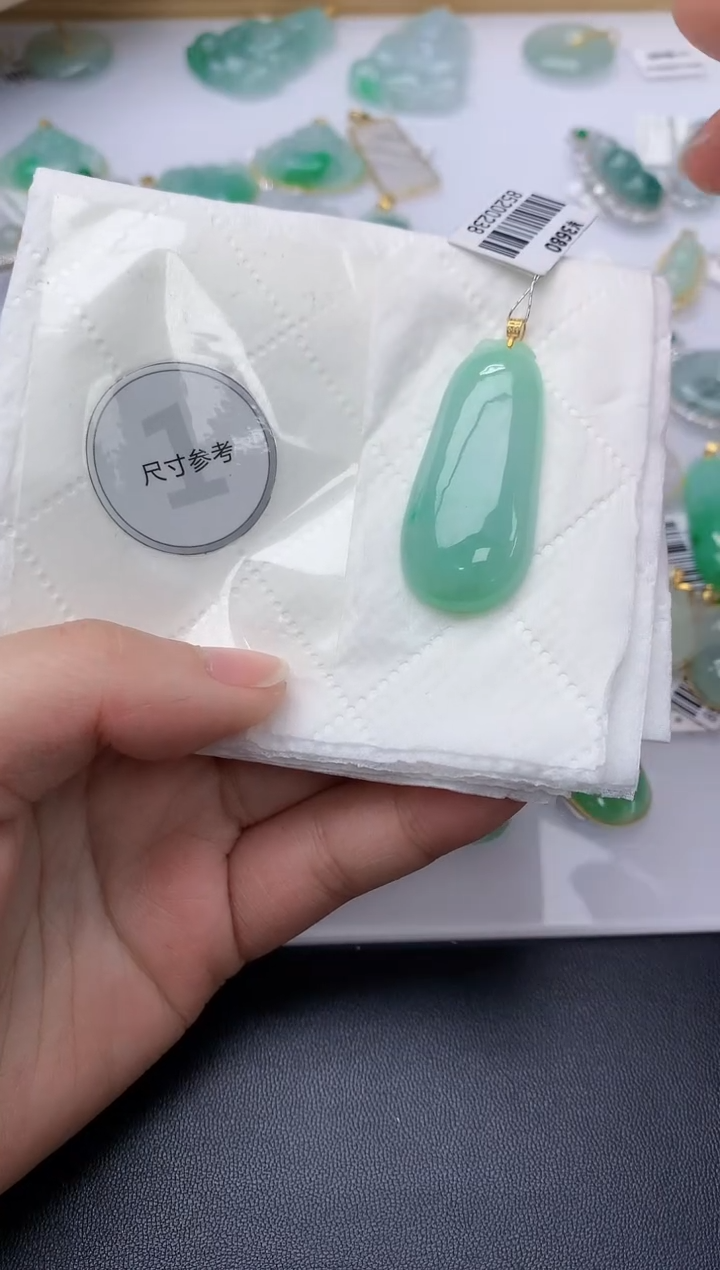 颈饰18K金镶嵌翡翠天然A货