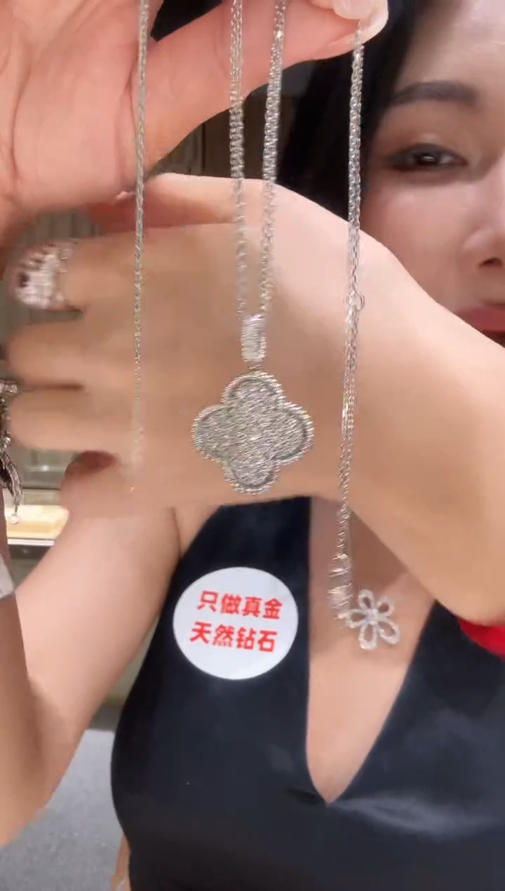 项链18K金镶嵌钻石大花朵