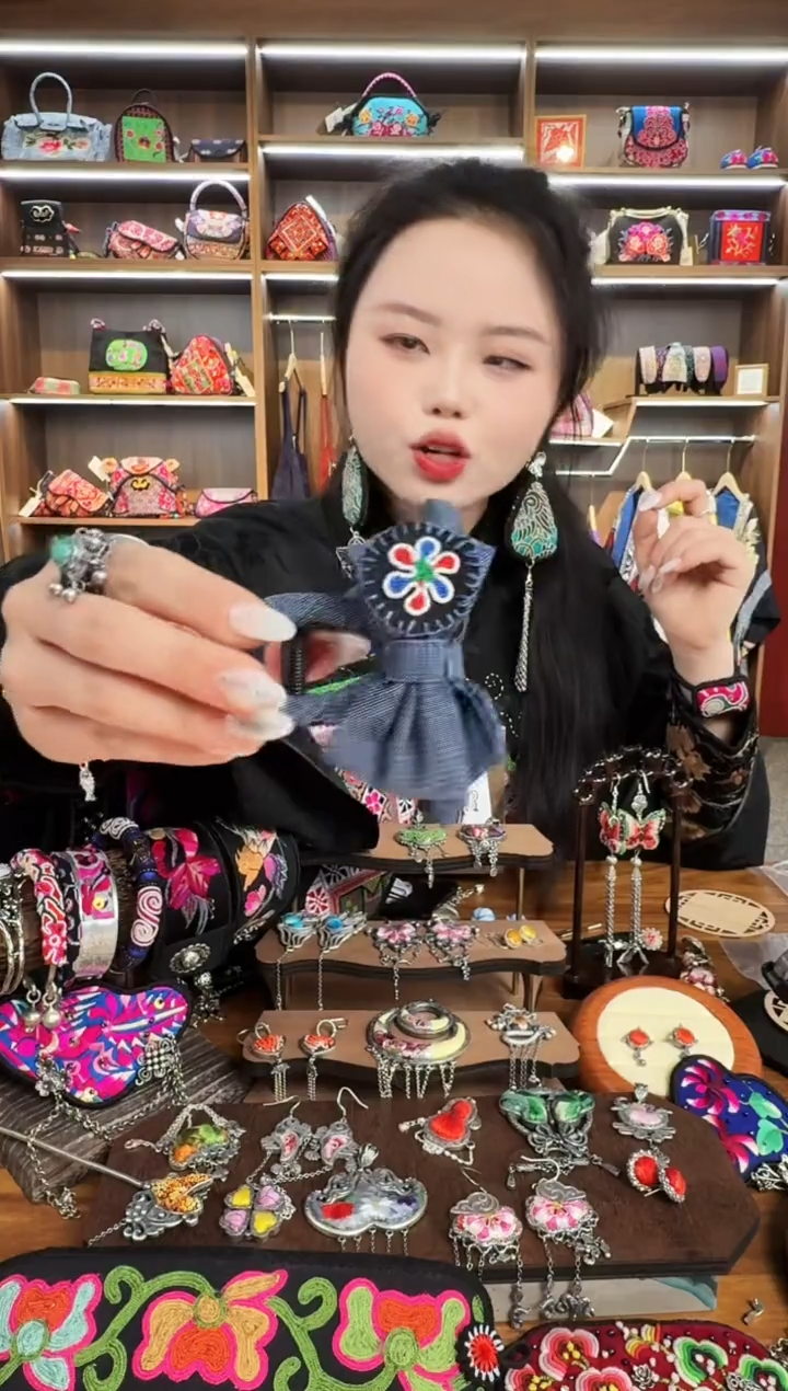 【闪购商品】织绣67蒙阿苏苗绣传承