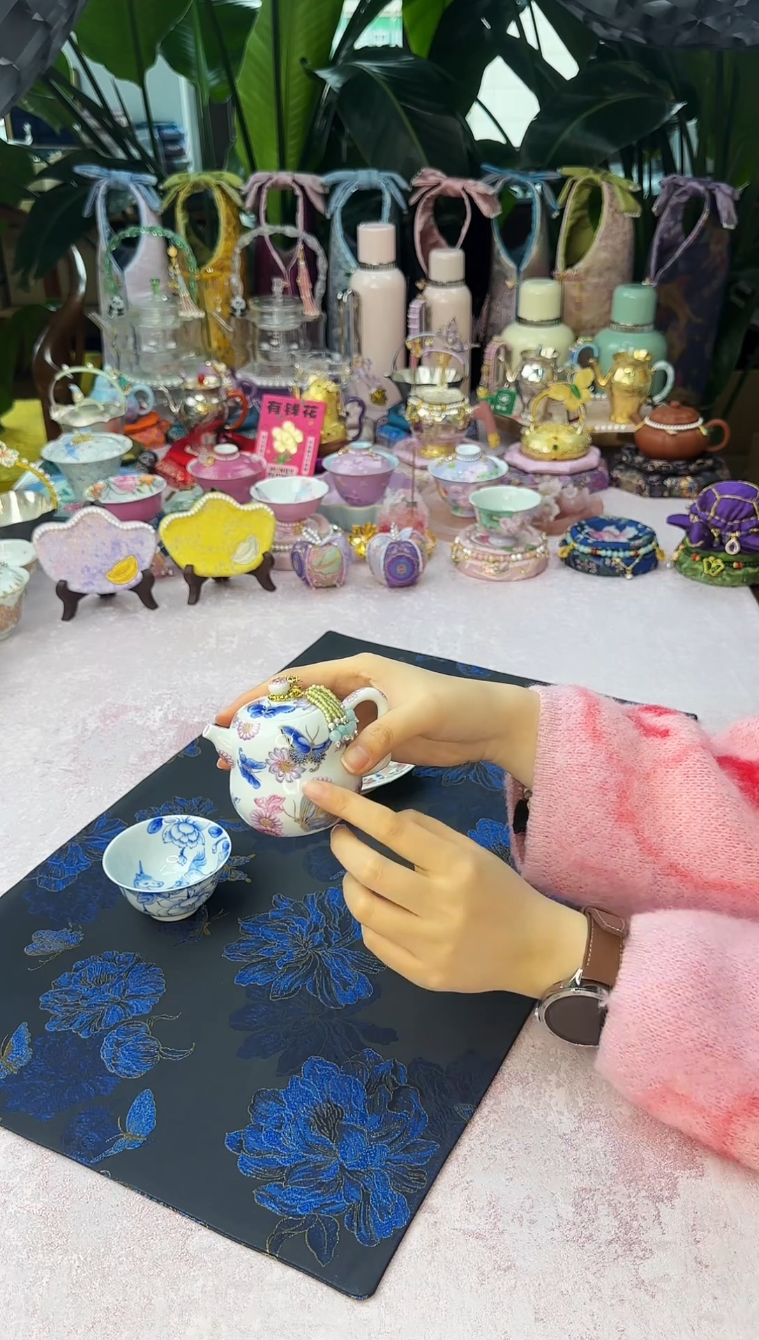 74 青樵轩青花珐琅加彩蝴蝶壶