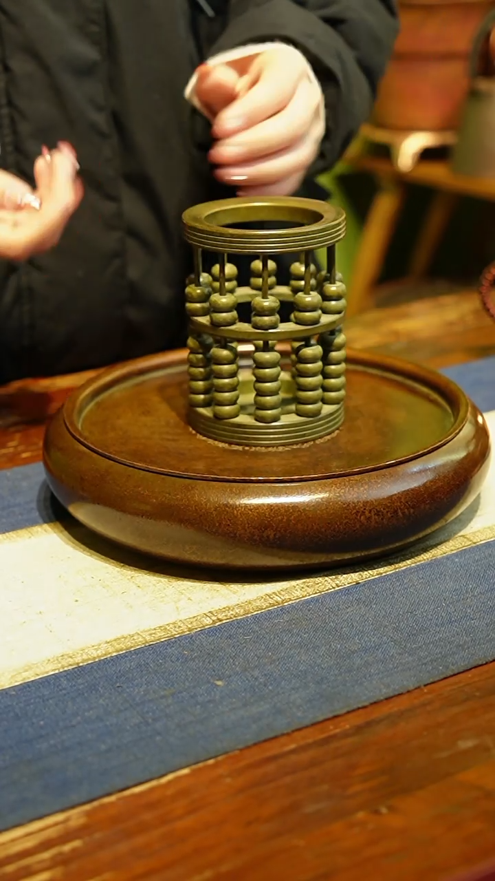 【闪购商品】黄铜仿古算盘珠笔筒