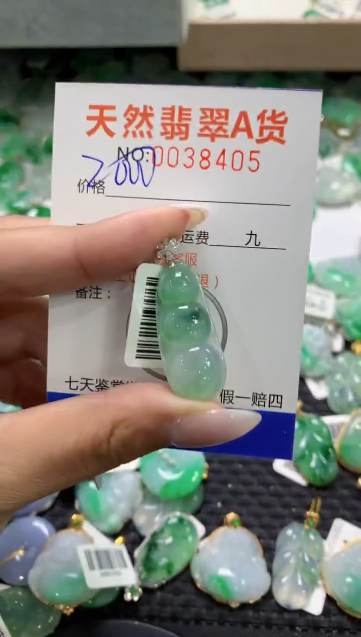 颈饰18K金镶嵌翡翠1111111111111111