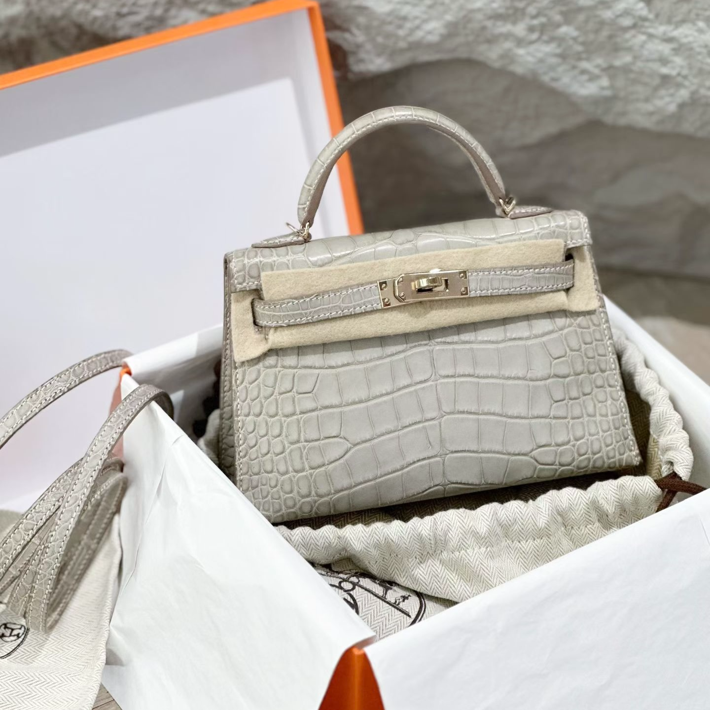 未使用 Hermes/爱马仕 MINI KELLY 2代 雾面鳄鱼珍珠灰浅金扣B刻 