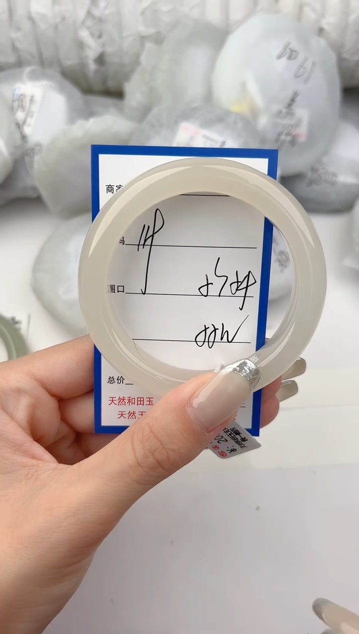 和田玉手镯未镶嵌月****兔119颜色微差无瑕疵