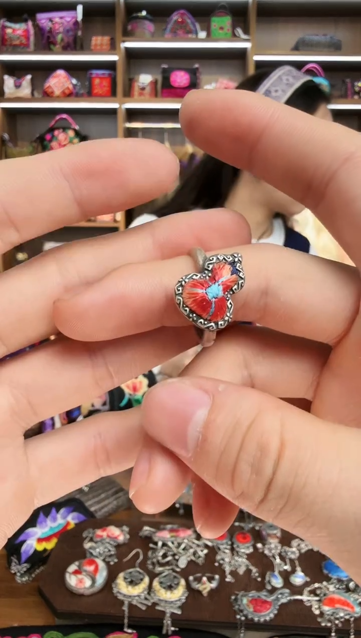 【闪购商品】织绣95蒙阿苏苗绣传承