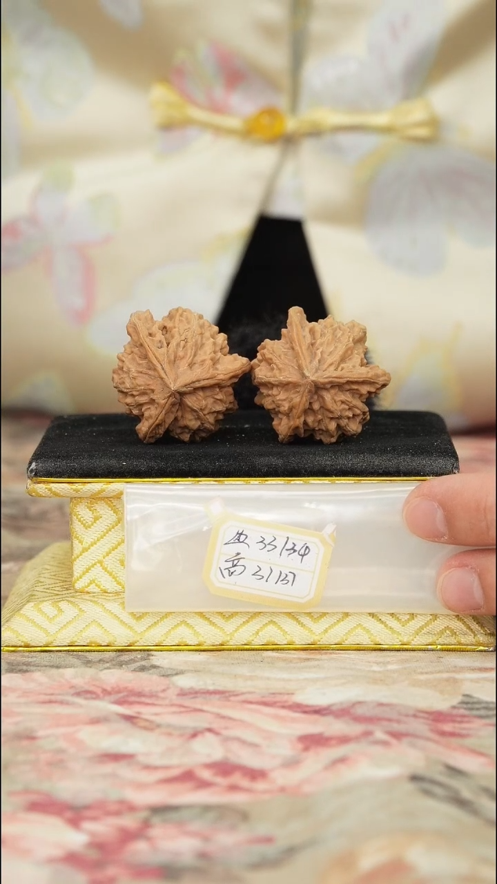 【闪购商品】文玩核桃把件盘山三棱
