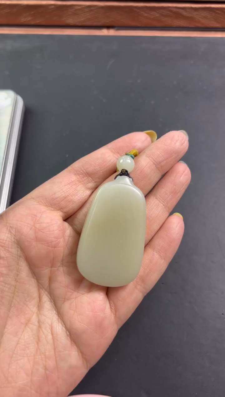 【闪购商品】和田玉吊坠(赠链)未镶嵌且末微色差迪克兰吊坠