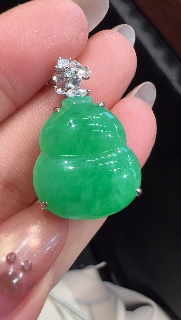 颈饰18K金镶嵌翡翠吊坠