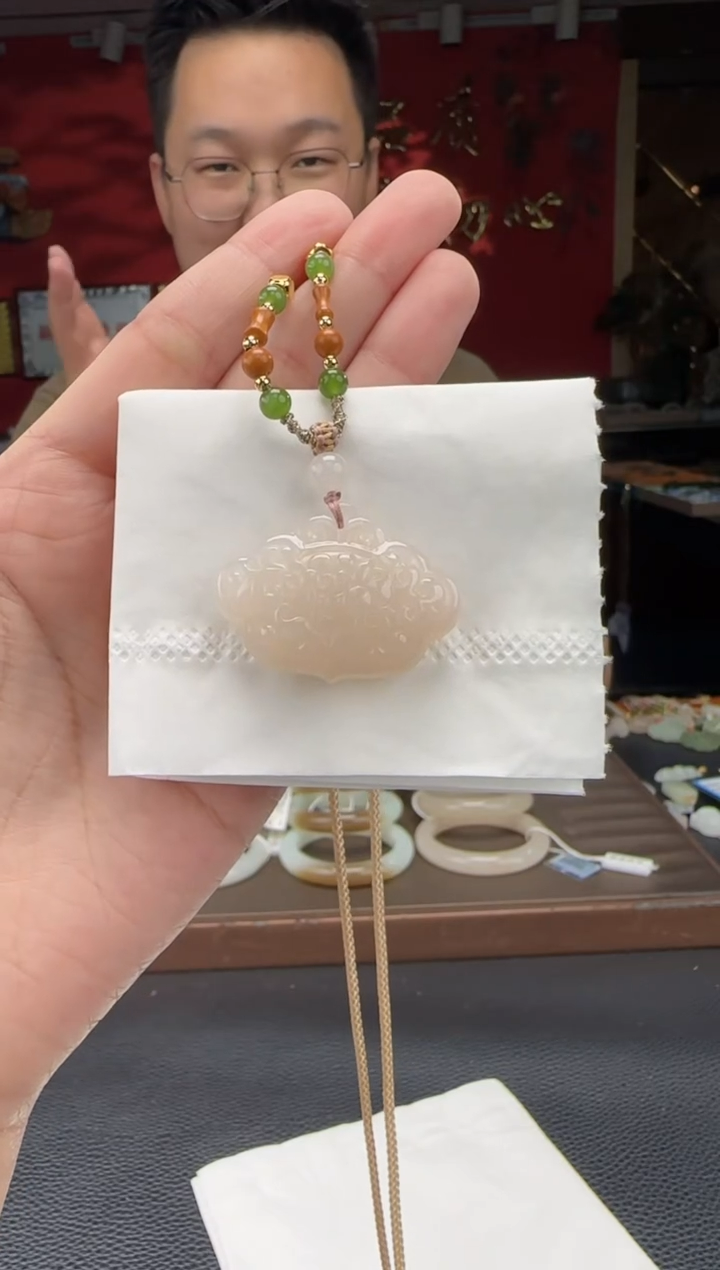 和田玉未镶嵌颈饰藕粉如意锁