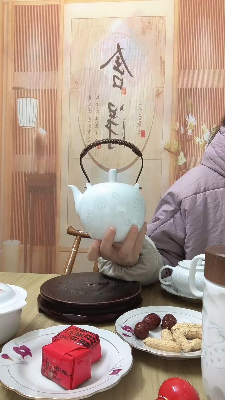 善白瓷玲珑小提梁壶一把