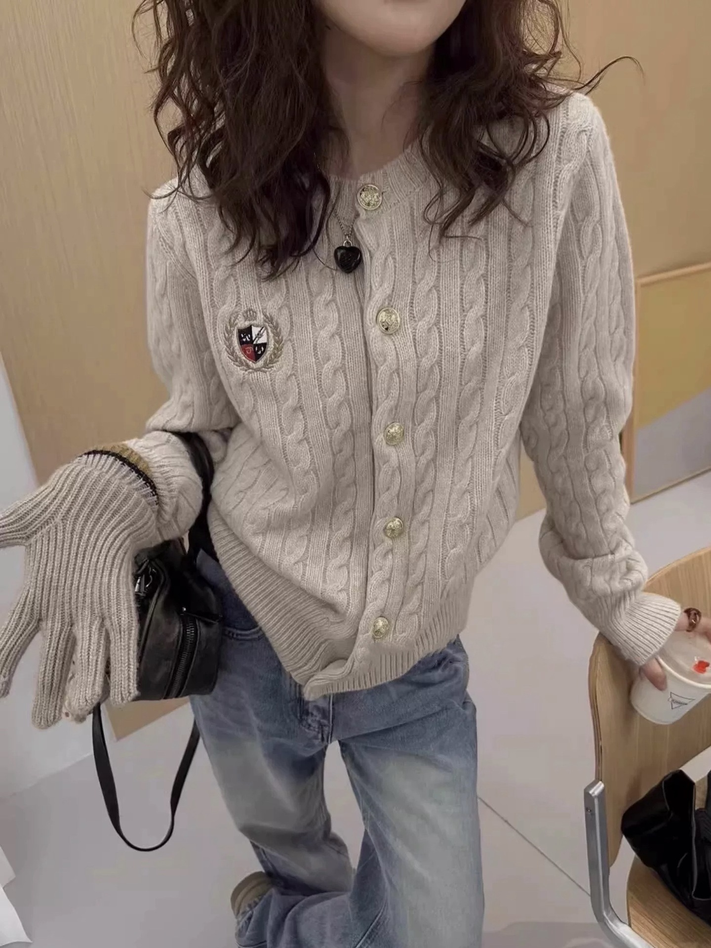 高级感圆领徽章针织开衫2025秋季新款绞花刺绣设计感女式毛衣外套
