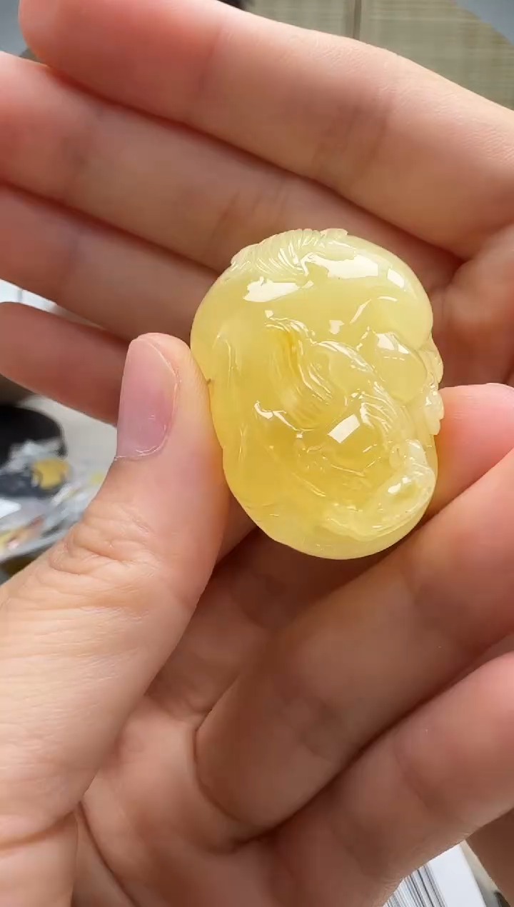 未镶嵌琥珀裸石如图
