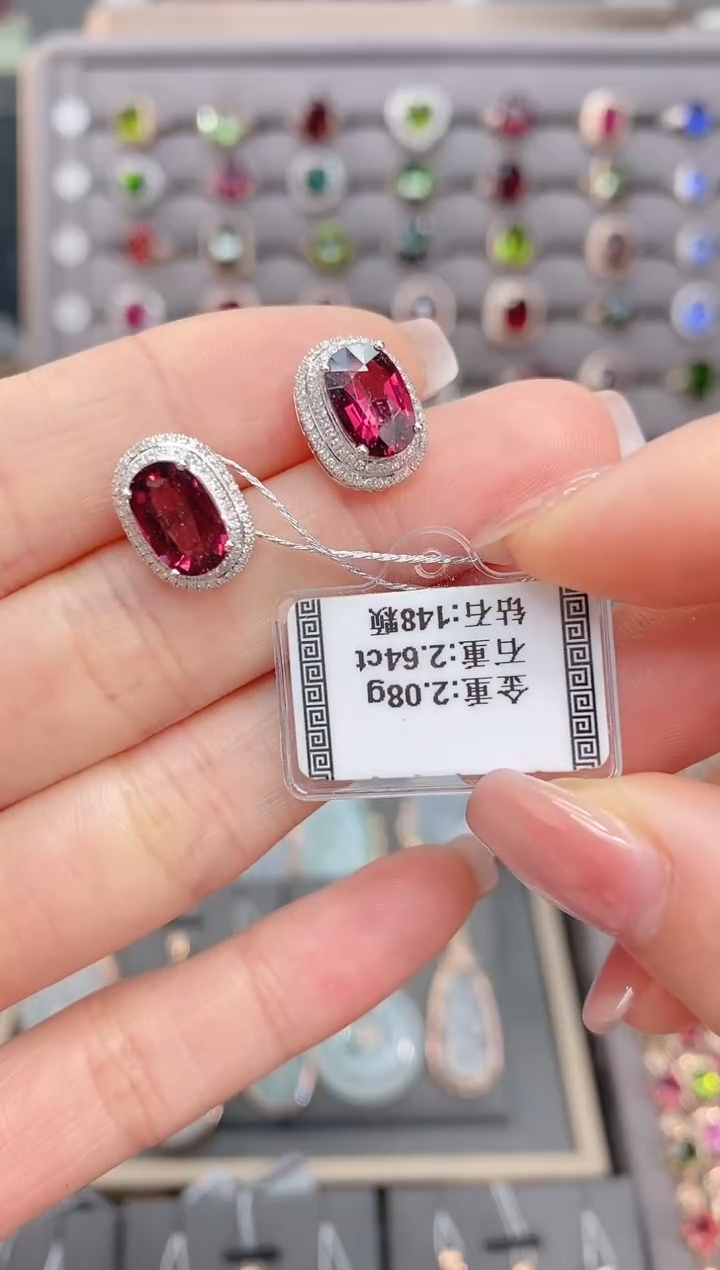 18K金镶嵌耳饰碧玺2.64  配钻  