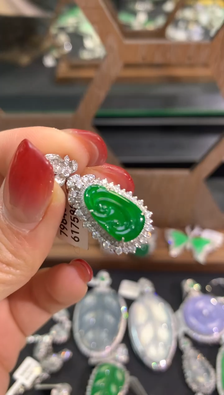 【闪购商品】翡翠吊坠(不含链)18K金镶嵌吊坠