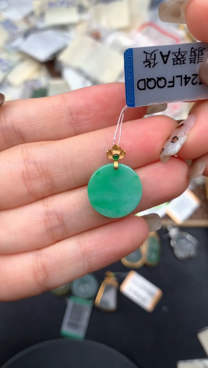 18K金镶嵌挂件翡翠一