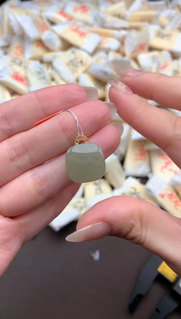 【闪购商品】和田玉挂件18K金镶嵌一