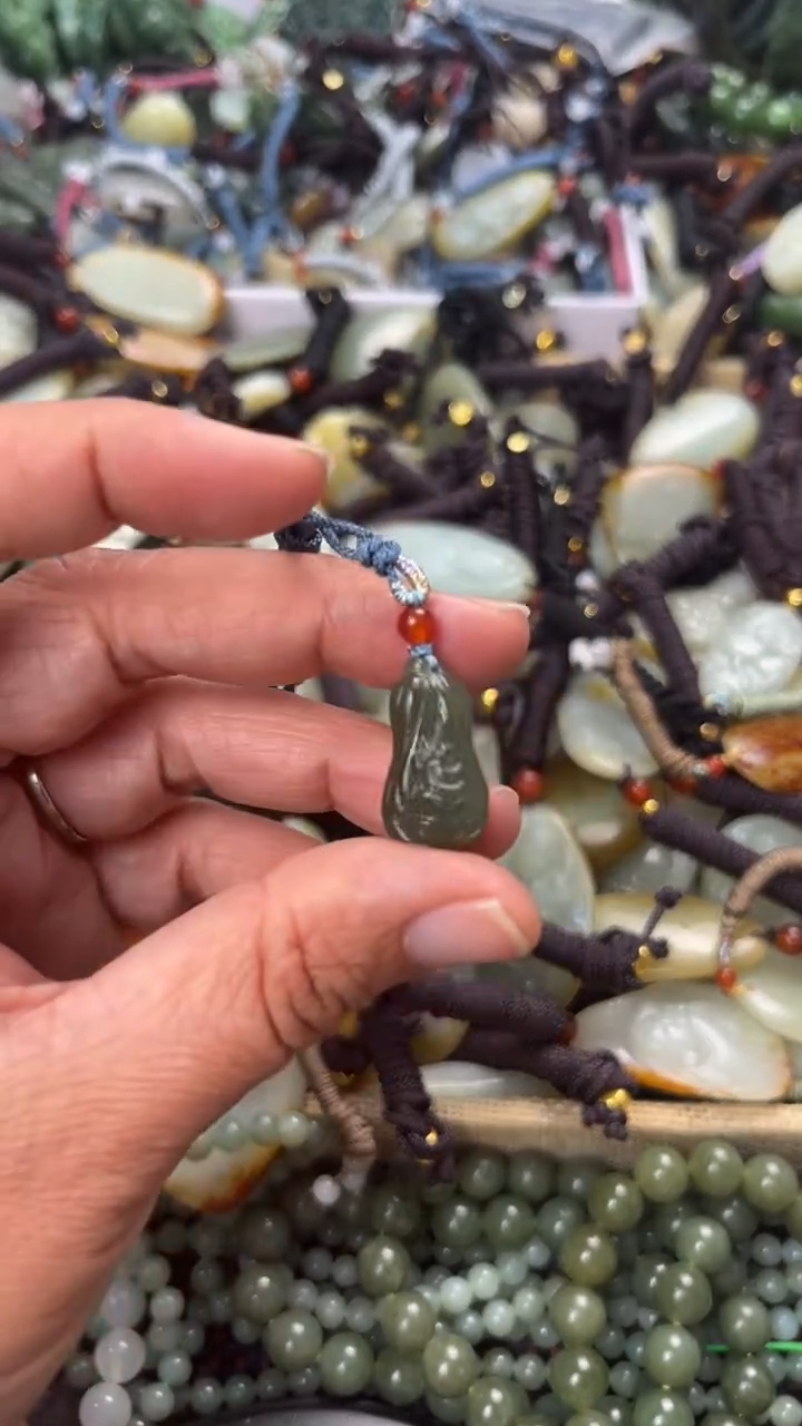 【闪购商品】和田玉颈饰未镶嵌多样性发货没有证书拍一发一有瑕