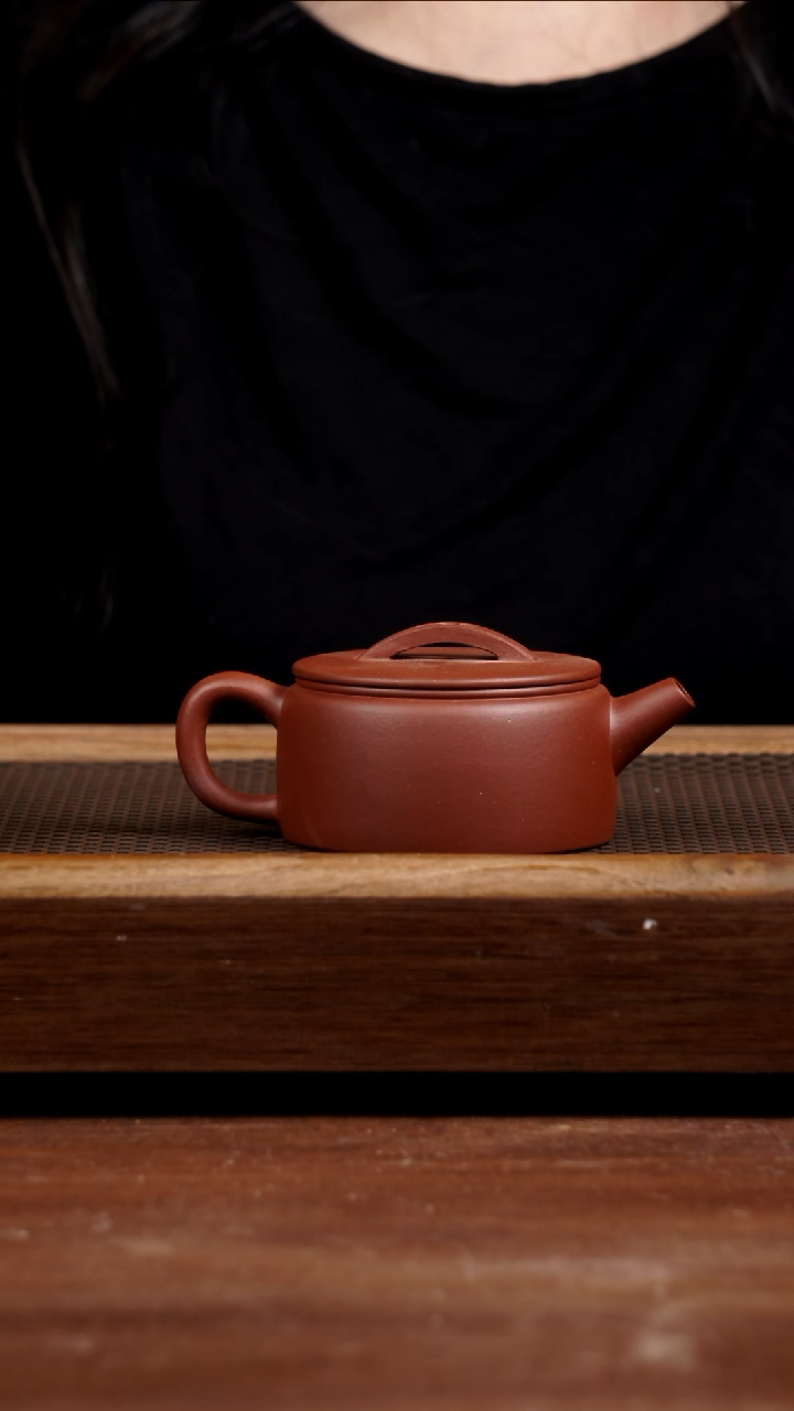 茶壶紫砂红皮龙汉瓦130CC