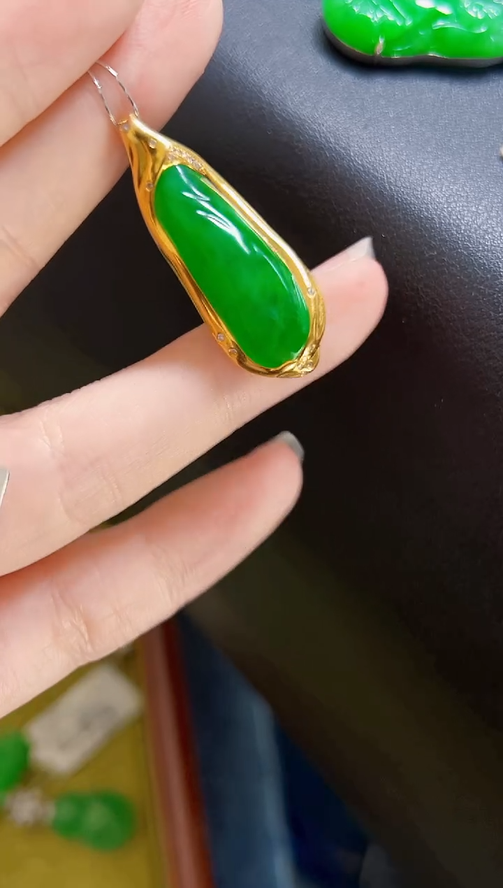 颈饰18K金镶嵌翡翠?****࿐瓜